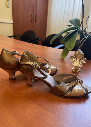Туфлі для бальних танців