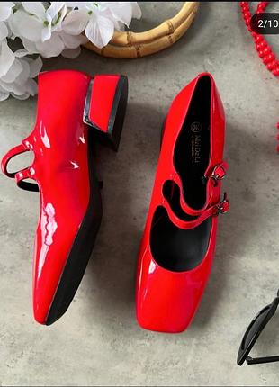 Ідеальні туфельки на зручному каблуку з лакованим покриттям,розмір 38,устілка 24-24,5 см.ціна 1000грн.
