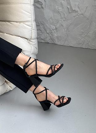 Черные босоножки на каблуке