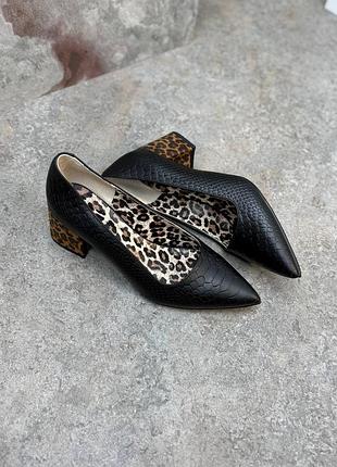Туфли лодочки с акцентным леопардовым каблуком и подкладом
