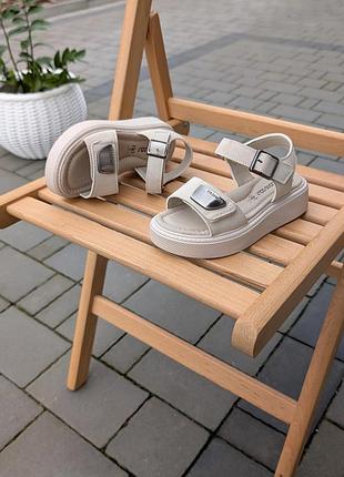 Бежевые босоножки для девочки