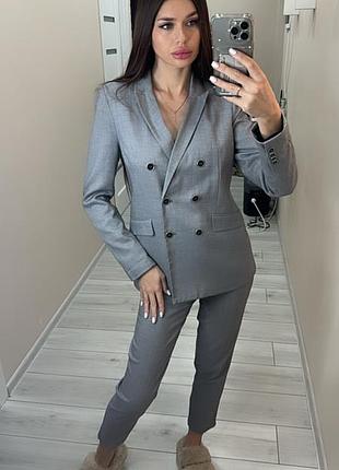 Классический брючный костюм серый mohito