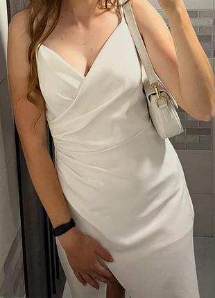 Біла святкова сукня