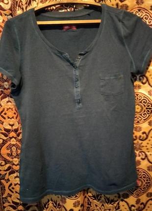 Футболка приятно синего цвета