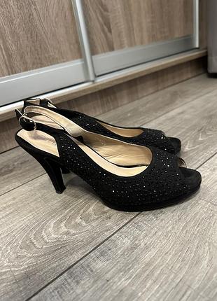 Босоніжки, туфлі