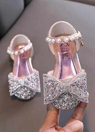 Блестящие босоножки для девочки серебряные