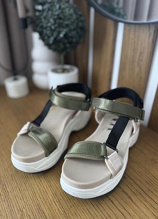 Босоніжки zara