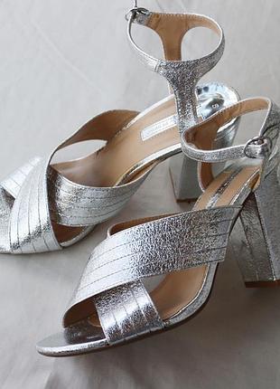 Брендовые серебристые босоножки от dorothy perkins