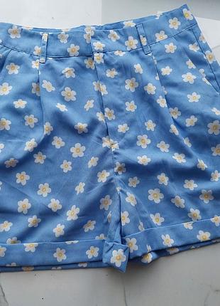 Шортики с ромашками
