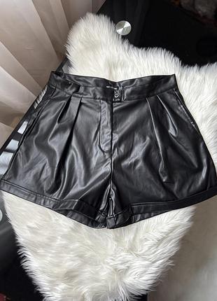 Шорты/шорти кожзам prettylittlething
