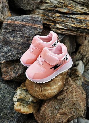 Гарні кросівки текстильні