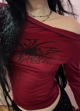 Красная кофточка с открытыми плечами