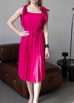 Трендовый плиссированный сарафан малинового цвета