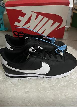Кроссовки under nike cortez  ,оригинал.