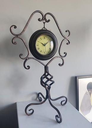 Настільний металевий годинник