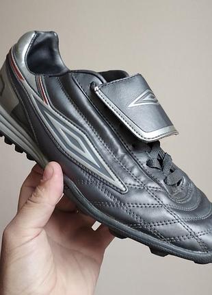 Футбольні бутси сороконіжки umbro