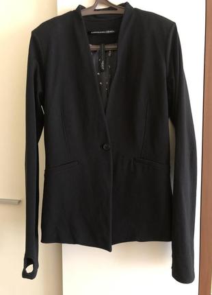 Необычный прямой пиджак с удлиненными рукавами