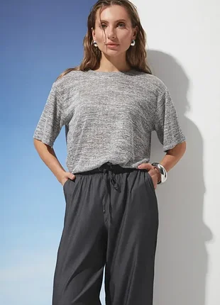 Легкая оверсайз футболка свободного кроя с хлопком 70%