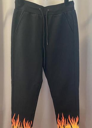 Штани спортивні чорного кольору з яскравим принтом