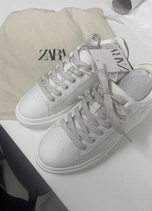 Невероятно крутые белоснежные кроссовки - zara 34 размер - 22 см потолка (мы неваляли с размером)