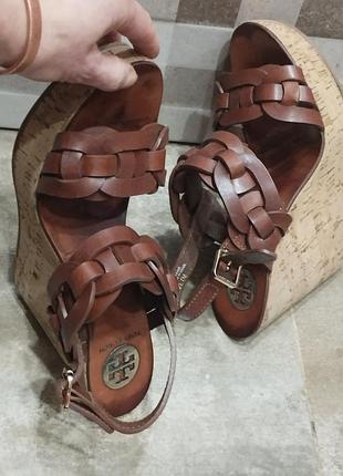 Сандалии tory burch ace  7m из коричневой плетёной кожи на танкетке с ремешком на щиколотке