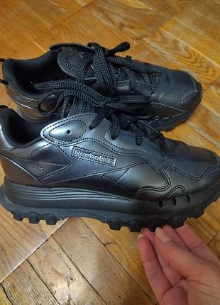 Жіночі фірмові кросівки reebok.