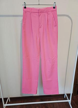 Розовые брюки
