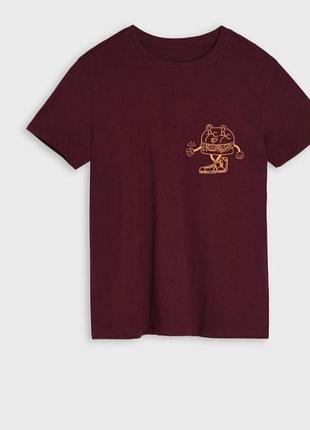 Бордовая футболка