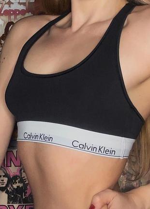 Спортивний топік топ calvin klein кельвін кляйн ліф бра майка бюстгальтер безшовний котоновий бавовна чорний з білим з написом лого бренду