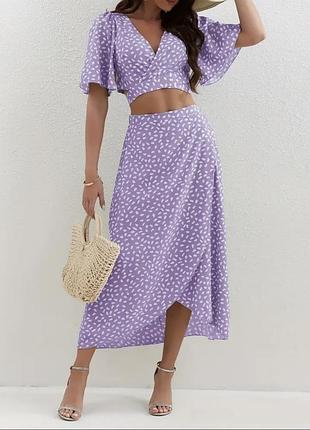 Жіночий літній костюм