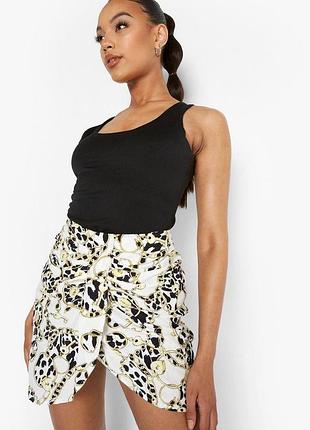 Мини юбка с драпировкой и принтом цепи от boohoo