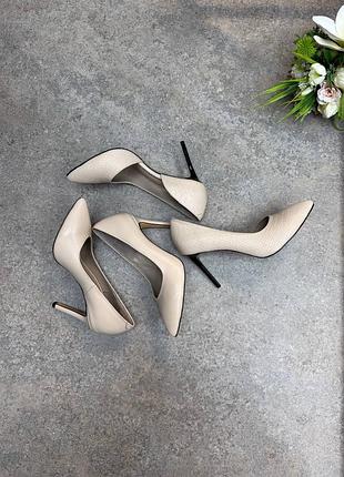 Бежевые кожаные базовые лодочки на шпильке цвет на выбор