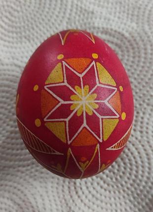 Моя трехцветная пишущая на вышитом курином яйце.