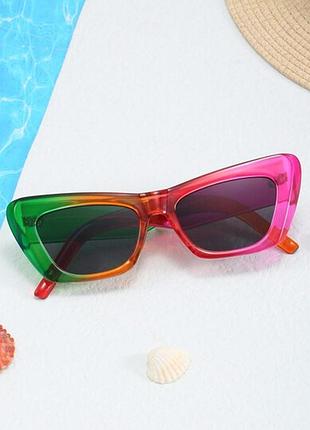 Яскраві різнокольорові окуляри