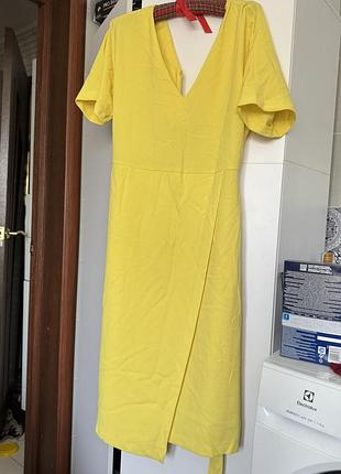 Яркое желтое платье