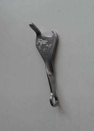 Винтажный металлический брелок - открывалка для ключей