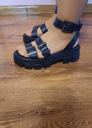 Крутые кожаные босоножки.