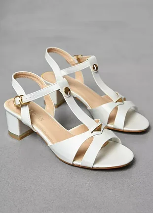 Босоніжки жіночі білого кольору