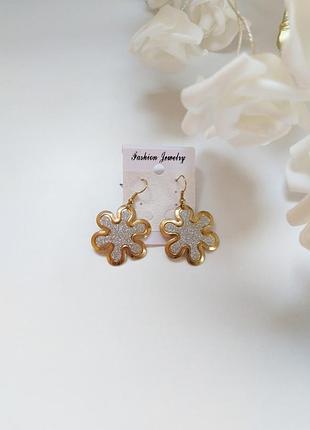 Серьги подвесные цветы золотистые металлические2 фото
