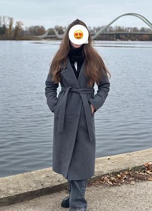 Пальто серое длинное с поясом
