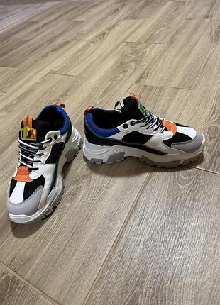 Продам жіночі кросівки.