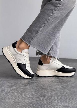 Світло бежеві чорні натуральні шкіряні кросівки з наскрізною перфорацією на високій підошві