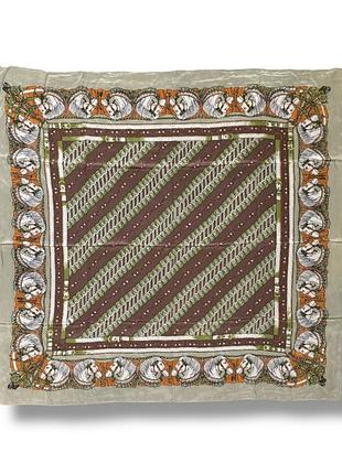 Шелковый платок с красивым орнаментом