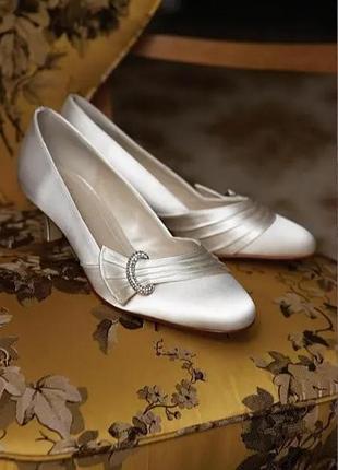 Розкішні весільні атласні сатинові туфлі з брошкою rainbow зі стразами swarovski