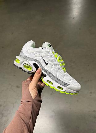 Женские кроссовки nike air max tn plus white grey найк белого с серым цветами
