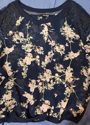 Полупрозрачная блузка с кружевными вставками