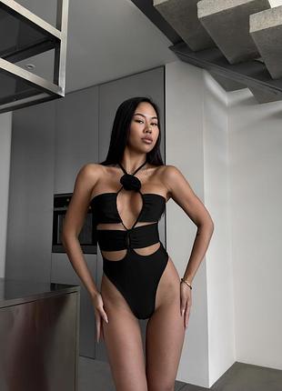 Суцільний купальник бандо з вирізами