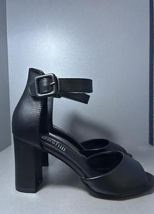Босоножки на каблуке черные, 36 размер