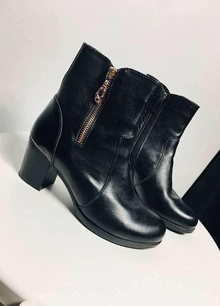 Итальянские сапоги на молнии 36 стелька 23 каблук 6 ширина 8