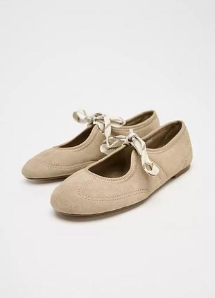 Балетки із замшевого спилка зі шнурками